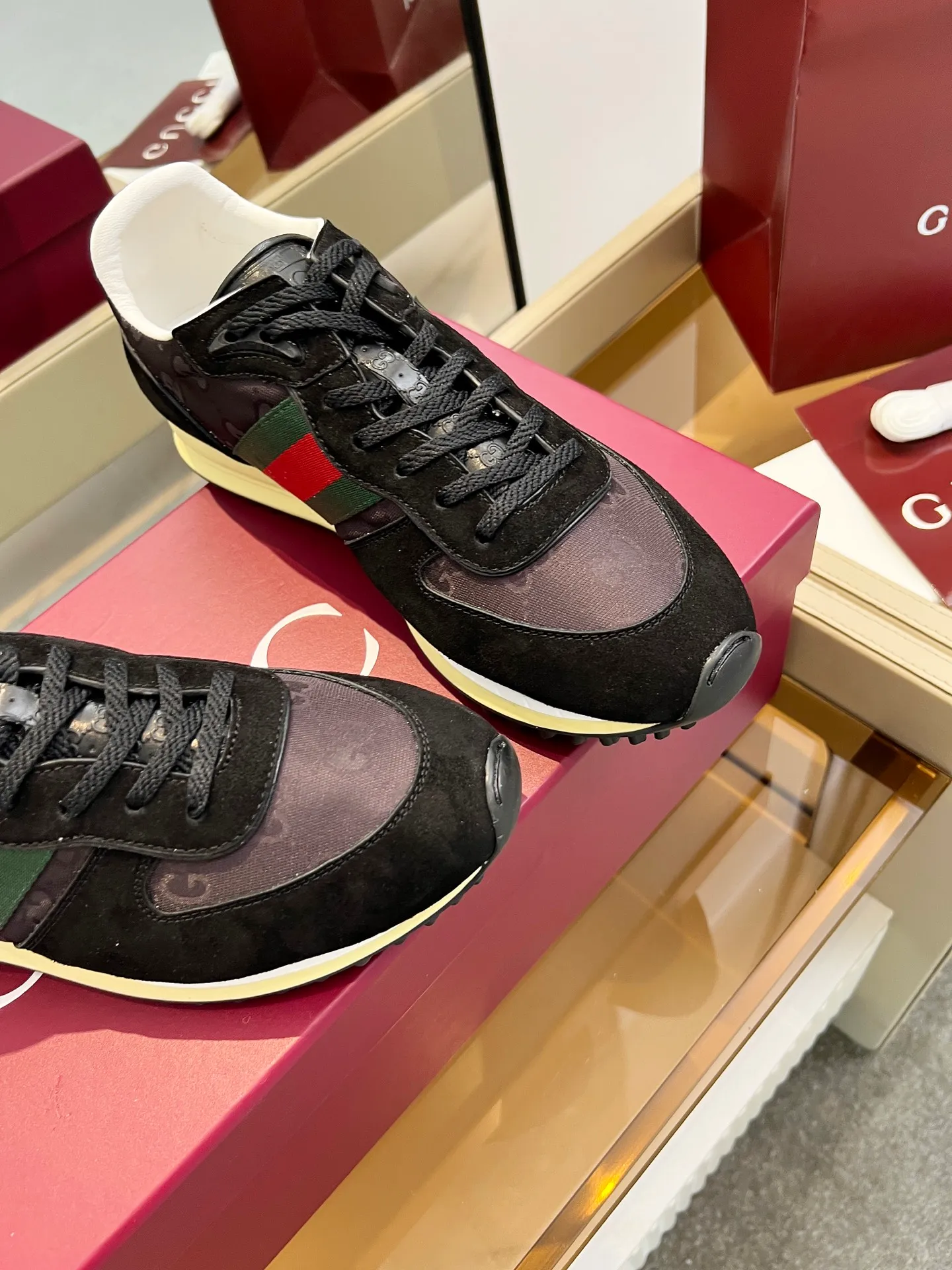 👟👟Ex-factory price 620👟👟 The design of Gucci's new casual shoes is simply amazing. The classic double G logo is matched with retro red and green webbing. It is fashionable and high-end. It is completely the top element in the fashion circle. It is highly recognizable when worn and keeps turning heads. 💯 The upper is soft and breathable, and the upper foot is comfortable! The soles are made of special cushioning material, so your feet won’t get tired no matter how much you walk. They are perfect for daily commuting, shopping, and traveling. Code number 40-45